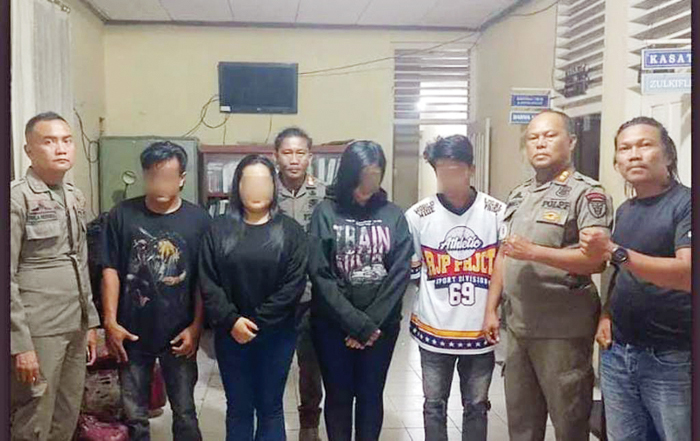 Mesum di Kamar Penginapan, 2 Pasangan Non Muhrim Digaruk Satpol PP 1 PASANGAN ILEGAL— Dua pasangan yang bukan suami istri diamankan Tim Satpol PP Damkar Kabupaten Pessel di salah satu penginapan.
