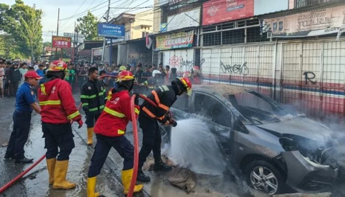 Mobil Brio Berisi 4 Jeriken BBM Terbakar, Sopir Melarikan Diri