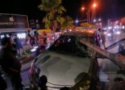 Roboh Gegara Kabel Tersangkut Muatan Truk, Mobil Avanza Tertancap Tiang Listrik, Penumpang Luka-luka