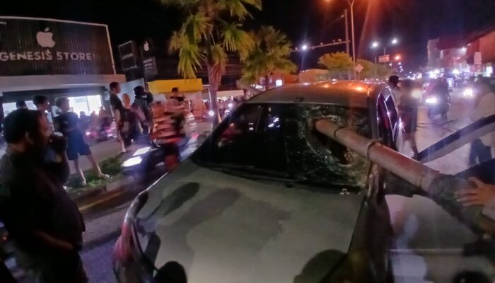 Roboh Gegara Kabel Tersangkut Muatan Truk, Mobil Avanza Tertancap Tiang Listrik, Penumpang Luka-luka