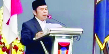 PANDANGAN FRAKSI— Juru bicara F-PKS, Mulyadi Muslim menyampaikan pandangan terhadap Ranperda tentang Pengadaan Pangan untuk ditetapkan menjadi Perda, dalam sidang paripurna penutupan masa sidang pertama DPRD Kota Padang, Rabu (31/11/2025).