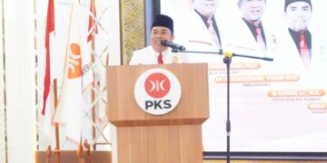 RAKERDA— Ketua DPD PKS Kota Padang, Mulyadi Muslim memberikan sambutan saat pembukaan Kerja Daerah (Rakerda) DPD PKS Kota Padang yang digelar di Ballroom DPTW PKS Sumbar, Minggu (4/1).