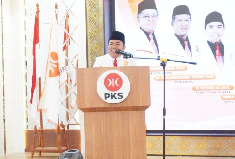 RAKERDA— Ketua DPD PKS Kota Padang, Mulyadi Muslim memberikan sambutan saat pembukaan Kerja Daerah (Rakerda) DPD PKS Kota Padang yang digelar di Ballroom DPTW PKS Sumbar, Minggu (4/1).