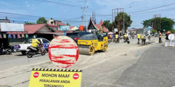 Sudah Banyak Makan Korban, Perlintasan KA Lubuk Buaya Diperbaiki, KAI Minta Maaf 9 PERBAIKAN PERLINTASAN— PT KAI Divre Sumbar melakukan perbaikan perlintasan sebidang JPL 21 Km 20+0/1 petak jalan Tabing–Duku, tepatnya di kawasan Lubuk Buaya, Kecamatan Koto Tangah, Selasa (6/1). Pengguna jalan diimbau tetap waspada saat melewati perlintasan tersebut.