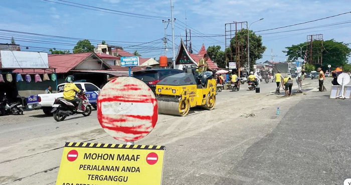 Sudah Banyak Makan Korban, Perlintasan KA Lubuk Buaya Diperbaiki, KAI Minta Maaf 1 PERBAIKAN PERLINTASAN— PT KAI Divre Sumbar melakukan perbaikan perlintasan sebidang JPL 21 Km 20+0/1 petak jalan Tabing–Duku, tepatnya di kawasan Lubuk Buaya, Kecamatan Koto Tangah, Selasa (6/1). Pengguna jalan diimbau tetap waspada saat melewati perlintasan tersebut.
