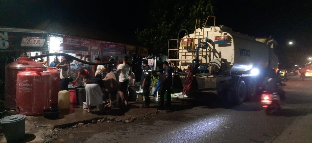 PT Semen Padang Peduli Salurkan 16 Ribu Liter Air, 600 KK Alami Krisis Air Bersih Pascabanjir di Durian Tarung