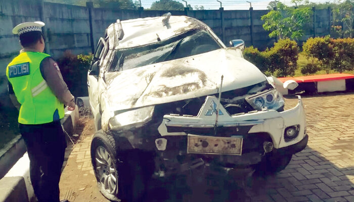 Pajero Sport Terbalik di KM 30 Tol Padang–Sicincin