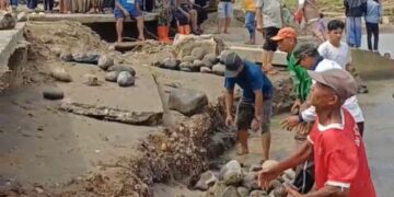 Pemkab Goro untuk Normalisasi Aliran Sungai Batang Mangoi 9 NORMALISASI SUNGAI— Bupati Padangpariaman John Kenedy Azis turun langsung berbaur dengan masyarakat bergoro untuk normalisasi di aliran Sungai Batang Mangoi.