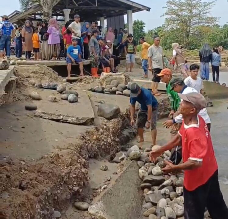 Pemkab Goro untuk Normalisasi Aliran Sungai Batang Mangoi 1 NORMALISASI SUNGAI— Bupati Padangpariaman John Kenedy Azis turun langsung berbaur dengan masyarakat bergoro untuk normalisasi di aliran Sungai Batang Mangoi.