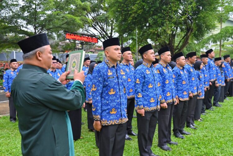 1.034 PPPK Paruh Waktu Dilantik, Wako Zulmaeta: Patuhi Ketentuan yang Berlaku 1 PENGAMBILAN SUMPAH— Pegawai Pemerintah dengan Perjanjian Kerja (PPPK) Paruh Waktu Tahun 2025 saat diambil sumpahnya.