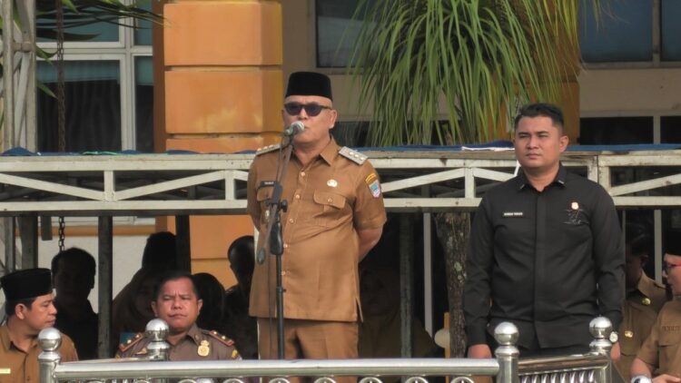 Apel Gabungan Awal Tahun 2026, Pemda Pasbar Teken Pakta Integritas Kinerja ASN 1 PAKTA INTEGRITAS— Pemkab Pasbar melaksanakan penandatanganan Pakta Integritas Penilaian Kinerja Aparatur Sipil Negara (ASN) di lingkungan Pemda Pasbar, dalam rangkaian Apel Gabungan Awal Tahun 2026 yang digelar di halaman Kantor Bupati Pasaman Barat, Senin (5/1).