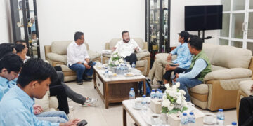 Perbaiki Kerusakan Ekologis Pascabencana, 10 Ribu Pohon Ditanam di 4 DAS Utama Kota Padang 9 AUDIENSI— Ketua Rumah Aktivis Sejahtera, Febriandi Putra bersama rombongan saat melakukan audiensi terkait rencana penanaman 10 ribu pohon dengan Wali Kota Padang, Fadly Amran di Rumah Dinas, Rabu (7/1).