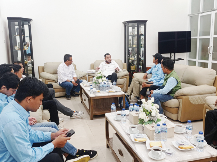 Perbaiki Kerusakan Ekologis Pascabencana, 10 Ribu Pohon Ditanam di 4 DAS Utama Kota Padang 1 AUDIENSI— Ketua Rumah Aktivis Sejahtera, Febriandi Putra bersama rombongan saat melakukan audiensi terkait rencana penanaman 10 ribu pohon dengan Wali Kota Padang, Fadly Amran di Rumah Dinas, Rabu (7/1).