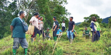 PENCARIAN— Personel Bhabinkamtibmas bersama warga mencari korban Nahrudin yang hilang usai berpamitan pergi ke ladangnya di Nagari Batubajanjang, Kecamatan Tigo Lurah, Kabupaten Solok.