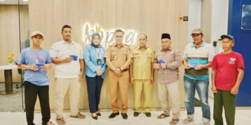 TERIMA DTH— Warga Kota Padang yang tersampak bencana banjir bandang, menerima Dana Tunggu Hunian (DTH). Penerima mengambil bantuan tersebut di Bank Mandiri yang ditunjuk.