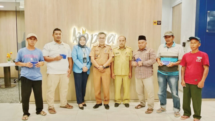 TERIMA DTH— Warga Kota Padang yang tersampak bencana banjir bandang, menerima Dana Tunggu Hunian (DTH). Penerima mengambil bantuan tersebut di Bank Mandiri yang ditunjuk.