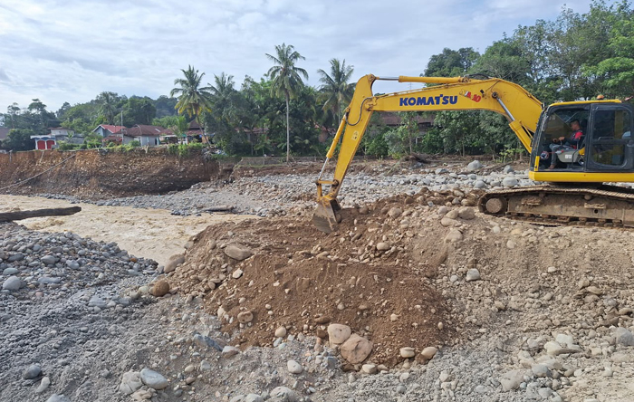Percepat Normalisasi Sungai Gunung Nago, PT Semen Padang Kerahkan Ekskavator 1 TURUNKAN ALAT BERAT—Stu unit alat berat jenis ekskavator milik PT Semen Padang diturunkan di kawasan Gunung Nago, Kelurahan Lambung Bukit, Kecamatan Pauh, Kota Padang, untuk membantu penanganan dampak banjir dan abrasi di aliran Sungai Batang Kuranji.