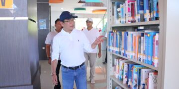 KUNJUNGI PERPUSTAKAAN— Wali Kota Payakumbuh, Zulmaeta saat mengunjungi Perpustakaan Umum Daerah Kota Payakumbuh, beberapa waktu lalu.