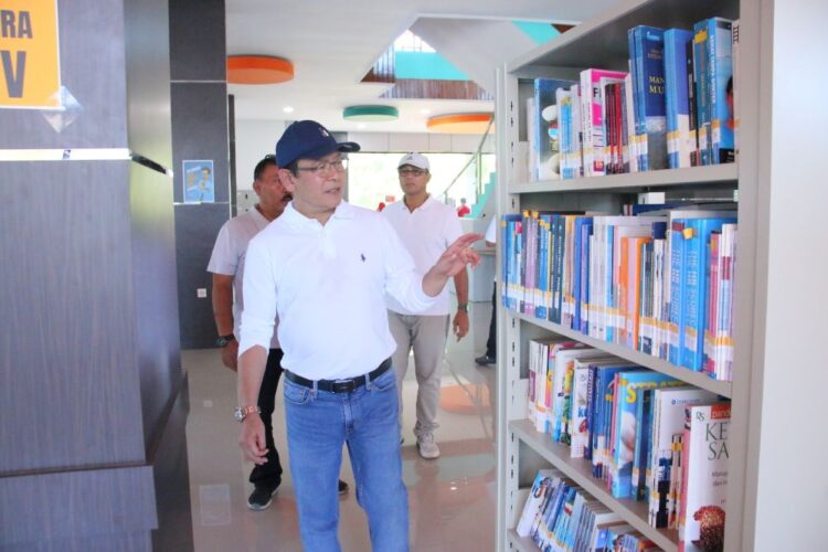 Perpustakaan Payakumbuh Tetap Buka di Akhir Pekan, Perluas Akses Literasi dan Ruang Publik Edukatif 1 KUNJUNGI PERPUSTAKAAN— Wali Kota Payakumbuh, Zulmaeta saat mengunjungi Perpustakaan Umum Daerah Kota Payakumbuh, beberapa waktu lalu.