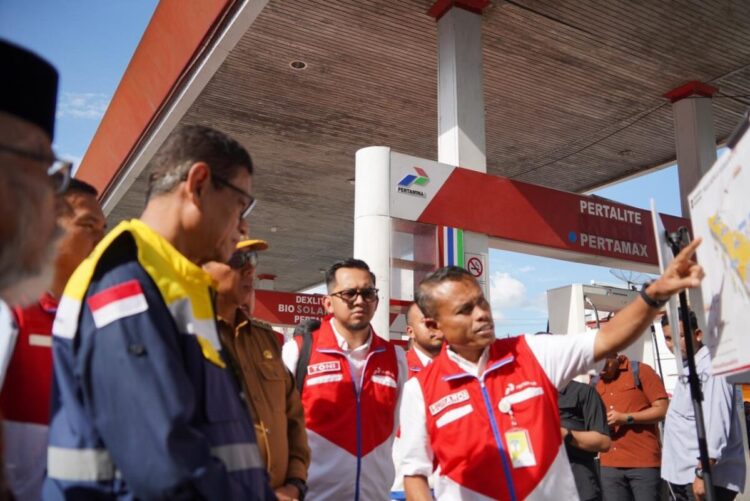Satgas Nataru Pertamina Patra Niaga Sumbagut Siaga, Pasokan BBM dan LPG di Sumbar Dipastikan Aman 1 MENINJAU—Executive General Manager Pertamina Patra Niaga Regional Sumbagut, Sunardi saat meninjau sejumlah SPBU di Sumbar.