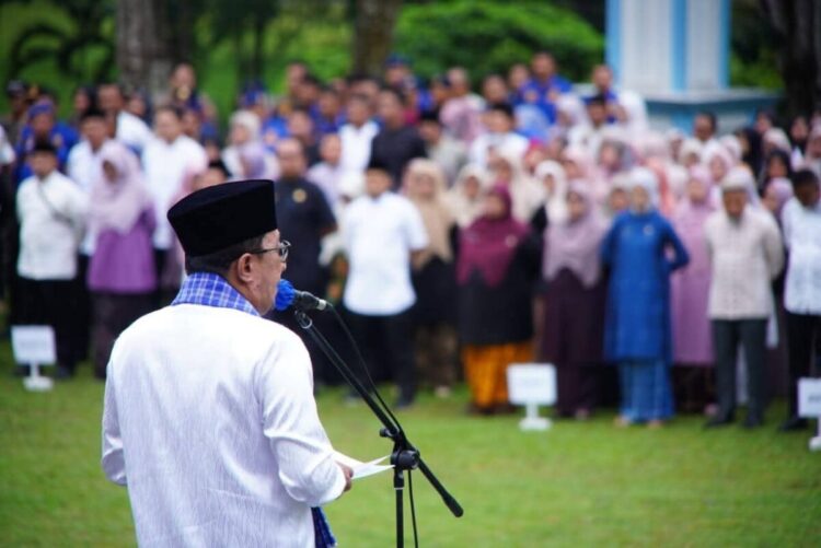 Apel Pagi Gabungan Perdana Tahun 2026, ASN Harus Tingkatkan Kerjasama dan Hilangkan Ego Sektoral 1 APEL PERDANA— Bupati Eka Putra memberikan sambutan saat pimpin apel gabungan perdana di awal tahun 20226.