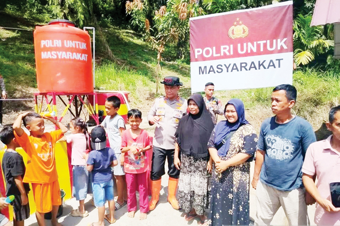 Pasca Bencana Agam, Kapolda Sumbar Salurkan Sumur Bor dan Paket Perlengkapan Sekolah