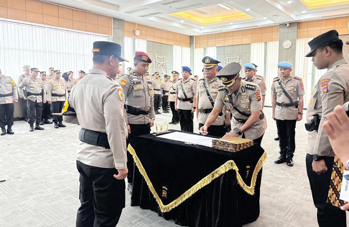 SERTIJAB— Kapolda Sumbar, Irjen Pol Gatot Tri Suryanta saat memimpin Sertijab 7 pejabat utama dan 2 Kapolres.