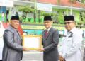 TERIMA PENGHARGAAN— Sekda Tanahdatar Abdurrahman Hadi, didampingi Ketua DPRD Anton Yondra saat menerima penghargaan dari Kemenag Amril.