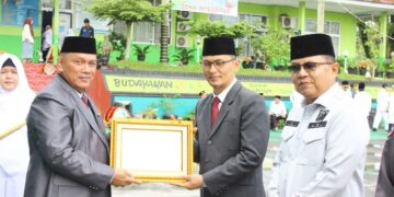 TERIMA PENGHARGAAN— Sekda Tanahdatar Abdurrahman Hadi, didampingi Ketua DPRD Anton Yondra saat menerima penghargaan dari Kemenag Amril.