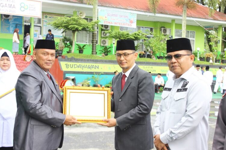 TERIMA PENGHARGAAN— Sekda Tanahdatar Abdurrahman Hadi, didampingi Ketua DPRD Anton Yondra saat menerima penghargaan dari Kemenag Amril.