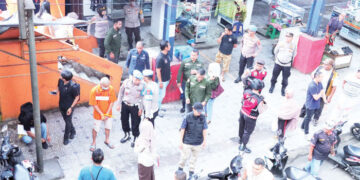 REKONSTRUKSI— Tersangka IM memperagakan adegan  dalam rekonstruksi kasus kebakaran Blok Barat Pasar Payakumbuh.