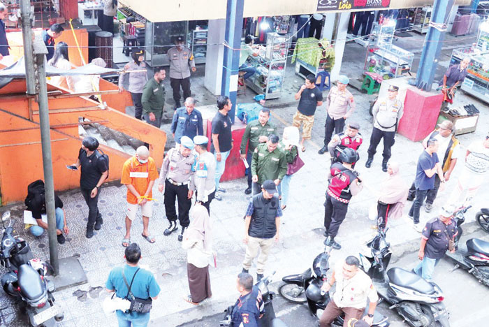 Rekonstruksi Kasus Kebakaran Pasar Payakumbuh, Tersangka Bakar Plastik Berisi Lem lalu Menjalar ke Triplek