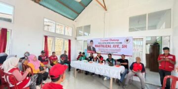 TAMPUNG ASPIRASI— Wakil Ketua DPRD Kota Padang, Mastilizal Aye menggelar reses masa sidang II Tahun 2026 di tengah bencana banjir bandang dan longsor, di Kelurahan Kampung Lapai, Kecamatan Nanggalo, Minggu (4/1), sebagai bentuk komitmen untuk tetap hadir dan menyerap aspirasi masyarakat di saat sulit.