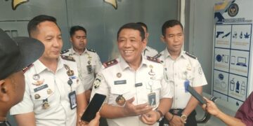 PERESMIAN PROGRAM WARGA BINAAN—Kepala Kanwil Direktorat Jenderal Pemasyarakatan Sumatera Barat Kundrat Kasmiri, memberikan keterangan pers usai meresmikan program Jemari Jeruji Batik Tangsi di Lapas Narkotika Kandi.