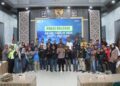 CATATAN AKHIR TAHUN—  Kapolresta Bukittinggi, Kombes. Pol Ruly Indra Wijayanto berfoto bersama dengan wartawan usai menggelar Press Release akhir tahun 2025 di Mapolresta Bukittinggi, Rabu (31/12).