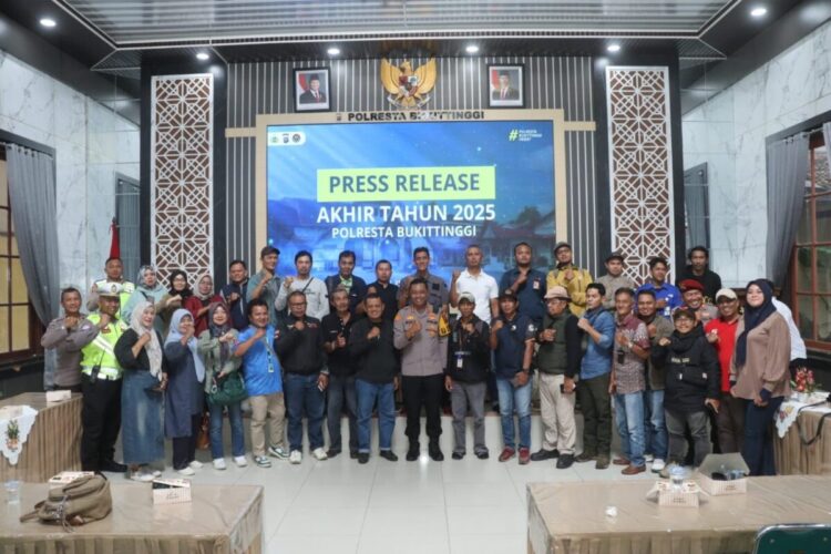 CATATAN AKHIR TAHUN—  Kapolresta Bukittinggi, Kombes. Pol Ruly Indra Wijayanto berfoto bersama dengan wartawan usai menggelar Press Release akhir tahun 2025 di Mapolresta Bukittinggi, Rabu (31/12).