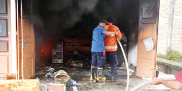 KEBAKARAN— Petugas Damkar melakukan pemadaman api yang membakar ruko di Jorong Batuhampar, Nagari Kampung Tangah, Kecamatan Lubukbasung.