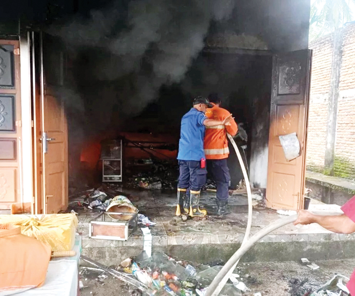Ruko Usaha Pelaminan dan Kelontong Ludes Terbakar, Hanguskan Motor dan Uang Tunai 1 KEBAKARAN— Petugas Damkar melakukan pemadaman api yang membakar ruko di Jorong Batuhampar, Nagari Kampung Tangah, Kecamatan Lubukbasung.