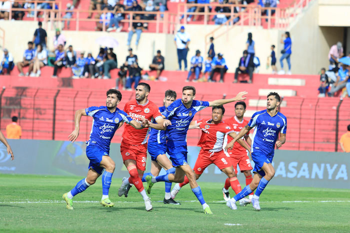 TIGA POIN— PSIM Yogyakarta berhasil mengamankan tiga poin penting saat menjamu Semen Padang dalam lanjutan Super League 2025/2026. Bermain di Stadion Sultan Agung, Bantul, Minggu (4/1), Laskar Mataram menundukkan Kabau Sirah dengan skor tipis 1-0 melalui gol tunggal Ze Valente.