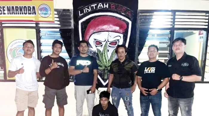 SABU— Pelaku AH alias Adit ditangkap Tim Satresnarkoba Polres Sawahlunto dengan barang bukti satu paket sabu.