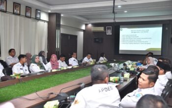 Sekretaris Daerah Kota Sawahlunto Rovanly Abdams menyampaikan arahan dalam rapat koordinasi perkembangan Program Koperasi Desa Merah Putih