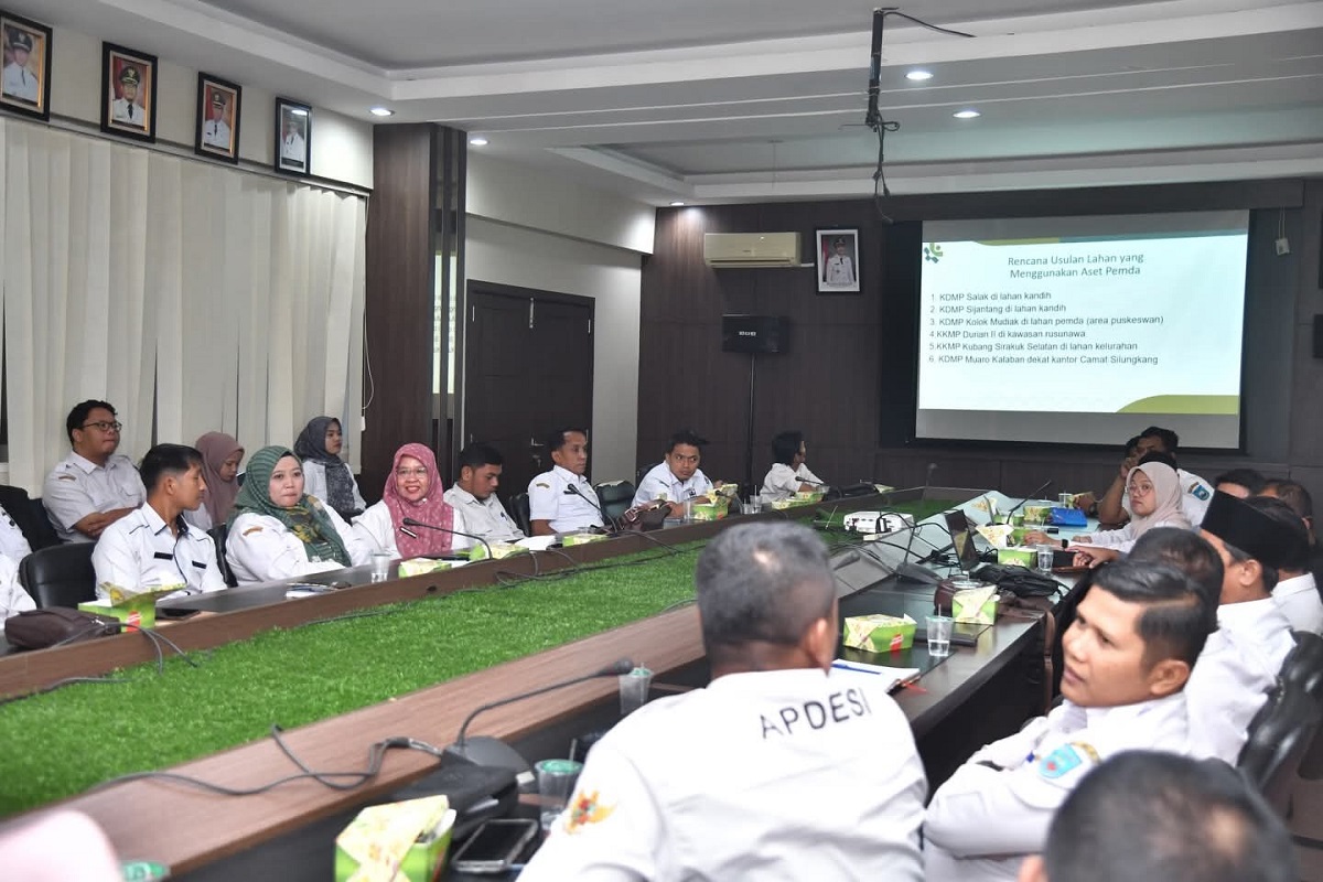 Sekretaris Daerah Kota Sawahlunto Rovanly Abdams menyampaikan arahan dalam rapat koordinasi perkembangan Program Koperasi Desa Merah Putih