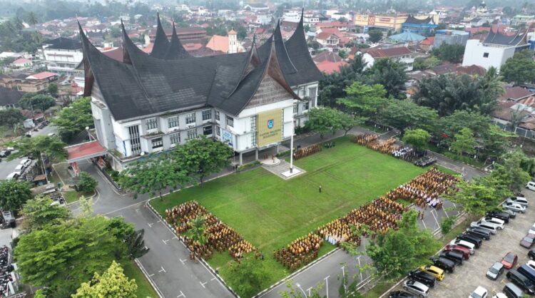 Zulmaeta Ajak ASN Payakumbuh Konsolidasi Hadapi 2026, Selaraskan Kinerja dengan Asta Cita 1 APEL—Pemko Payakumbuh menggelar apel gabungan perdana di awal tahun 2026, Senin (5/1).