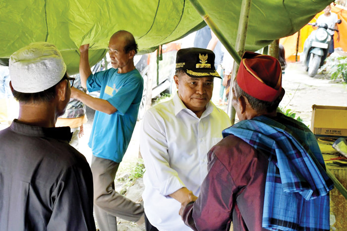 Semangat Gotong Royong Tinggi, Bupati Puji Kebersamaan Warga dan Pemerintah Balingka 1 APRESIASI— Bupati Agam, Benni Warlis, mengapresiasi semangat kebersamaan pemerintah dan masyarakat dalam kegiatan gotong royong (goro) pembangunan jembatan darurat dan bronjong di sekitar Kantor Wali Nagari Balingka, Kecamatan IV Koto.
