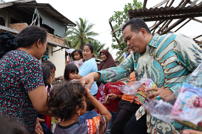 Rumah Warga Tidak Layak Dibedah, Wako Pariaman Beri Bantuan 1 SERAHKAN BANTUAN—Wali Kota Pariaman, Yota Balad didampingi Ketua TP PKK Kota Pariaman, Ny.Yosneli Balad, salurkan bantuan kepada pemilik rumah tidak layak huni yang akan dibedah.