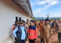Bupati Targetkan Huntara Rampung Sebelum Ramadhan 4 TINJAU HUNTARAāSestama BNPB bersama Bupati Limapuluh Kota meninjau lokasi Huntara bagi korban bencana di Gunung Omeh.