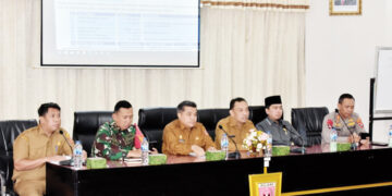 RAPAT EVALUASI— Pemkab Agam menggelar rapat evaluasi pelaksanaan penanganan tanggap darurat bencana alam di Aula Kantor Bupati Agam, Senin (5/1).