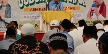 SUBUH MUBARAKAN AWAL TAHUN— Sekretaris Daerah (Sekda)  Sumbar,  Arry Yuswandi memberikan arahan saat kegiatan Subuh Mubarakah di Masjid Raya Syekh Ahmad Khatib Al-Minangkabawi, Minggu (4/1).