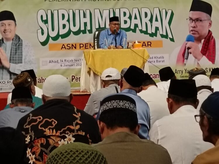 SUBUH MUBARAKAN AWAL TAHUN— Sekretaris Daerah (Sekda)  Sumbar,  Arry Yuswandi memberikan arahan saat kegiatan Subuh Mubarakah di Masjid Raya Syekh Ahmad Khatib Al-Minangkabawi, Minggu (4/1).