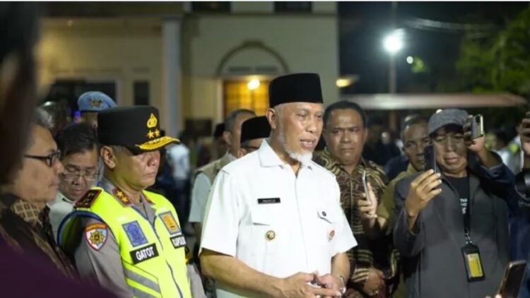 Sumbar Aman dan Kondusif Selama 2025, Gubernur Apresiasi Kinerja Polda 1 PEMANTAUAN PENGAMANAN NATARU— Gubernur Sumbar Mahyeldi Ansharullah dan Kapolda Sumbar Irjen Pol Gatot Tri Suryanta saat dalam momen pemantauan pengamanan Natal dan Tahun Baru (Nataru) 2025-2026 di Kota Padang, beberapa waktu lalu.